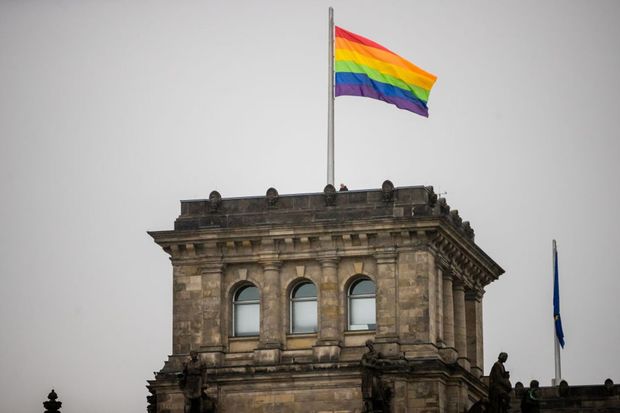 LGBT bayrağı parlament binasının üzərində dalğalandı 