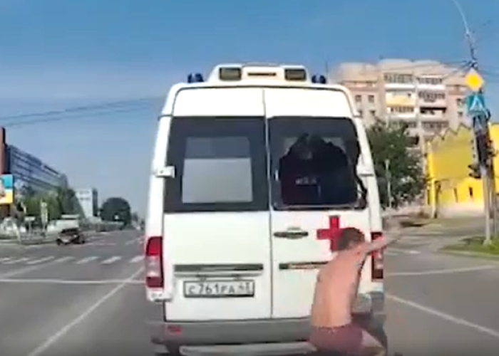 Xəstə ambulansın pəncərəsini sındırıb qaçdı