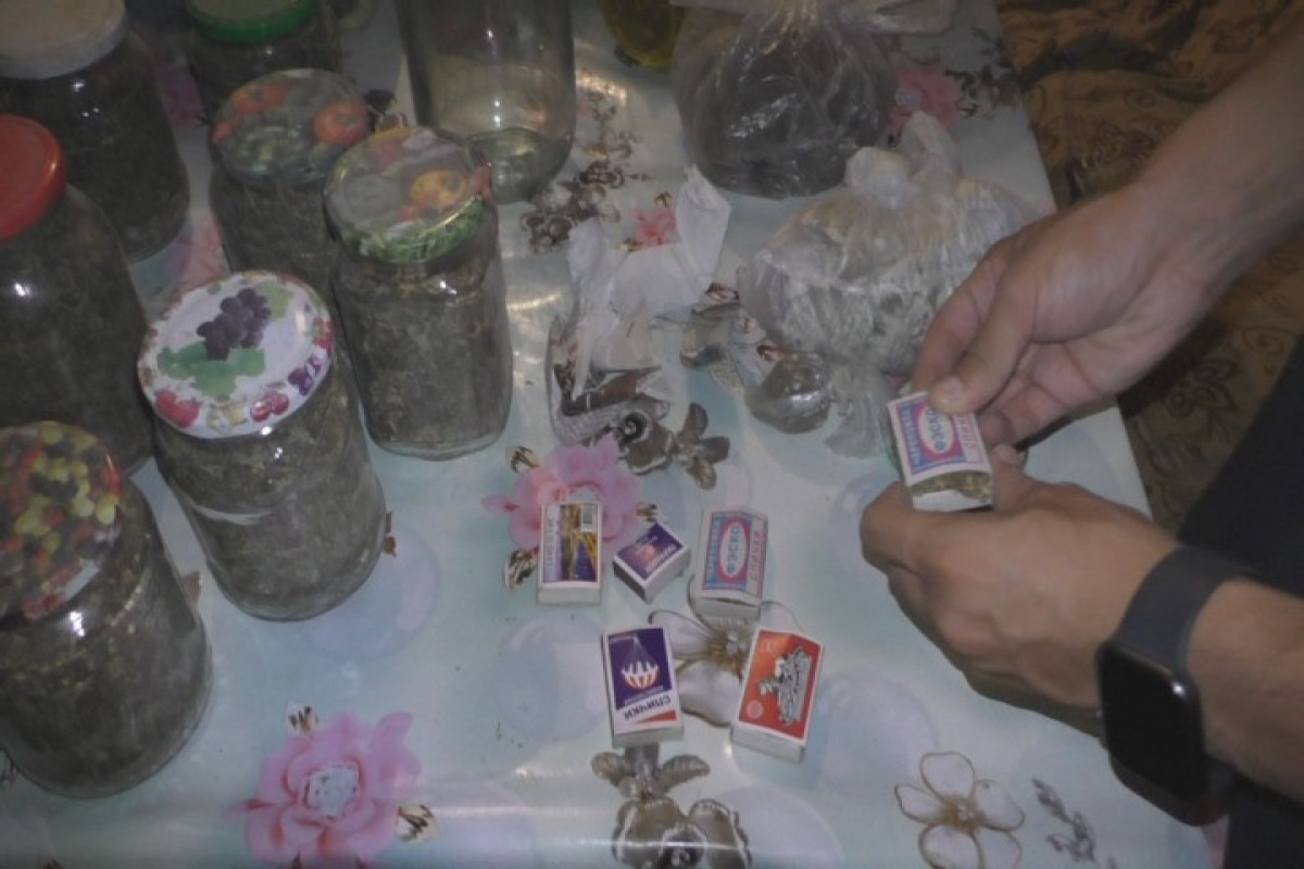 Narkotiki bankalara yığıb evin zirzəmisində GİZLƏTDİ