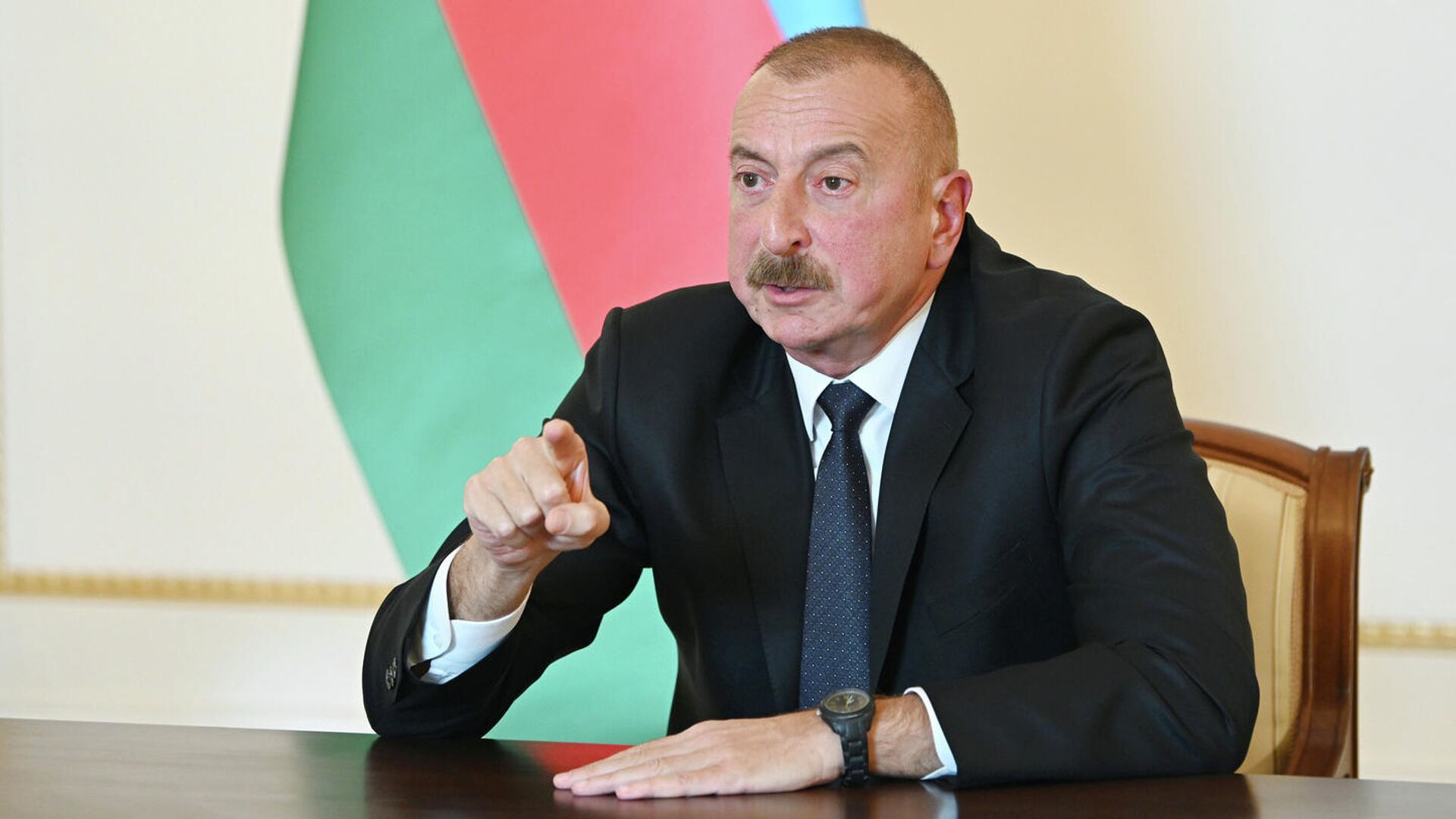 İlham Əliyevdən məmurlara sərt xəbərdarlıq: Əl çəkin bundan!