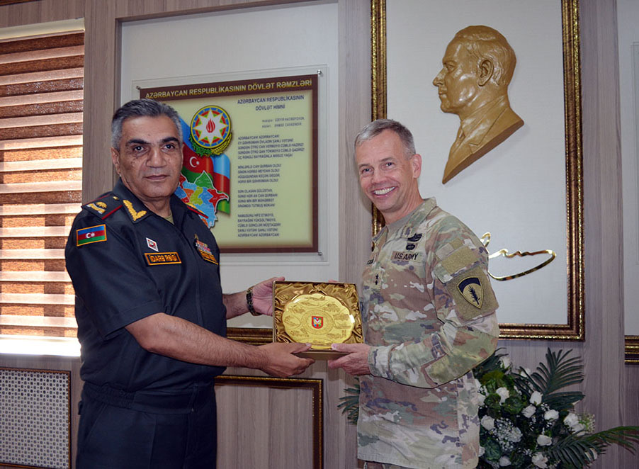 ABŞ generalı Azərbaycanda hərbi hissədə olub - FOTO