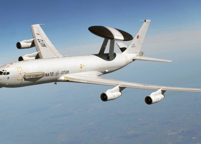 NATO-nun kəşfiyyat təyyarəsi Rusiya sərhədində