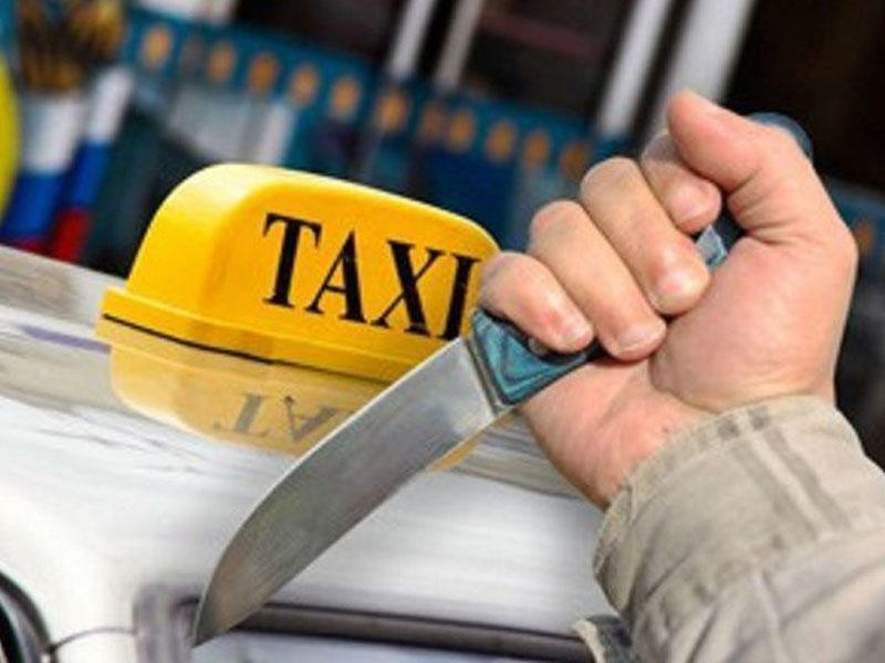 Taksidə 3 nəfər bıçaqla hədələndi