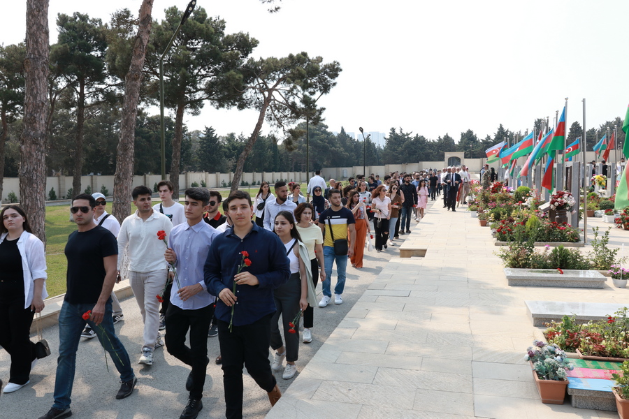 Diaspor gəncləri Fəxri və Şəhidlər xiyabanını ziyarət ediblər