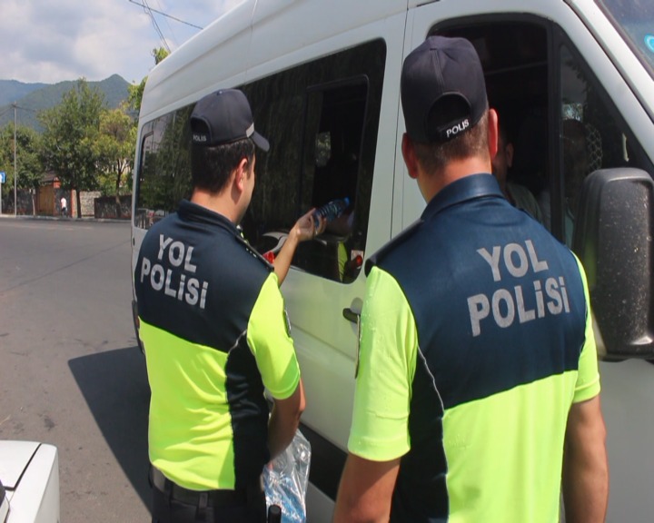 Polis istiyə düşən vətəndaşlara kömək etdi - FOTO