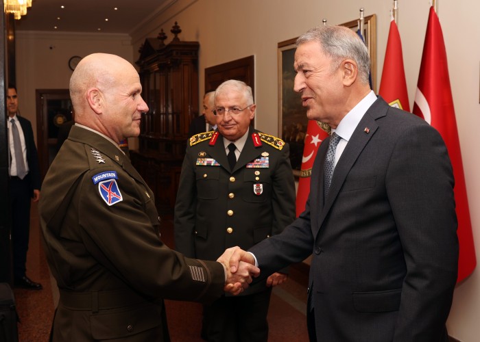 Akar NATO generalı ilə qapalı görüş keçirdi