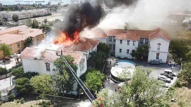 İstanbulda xəstəxanada YANĞIN