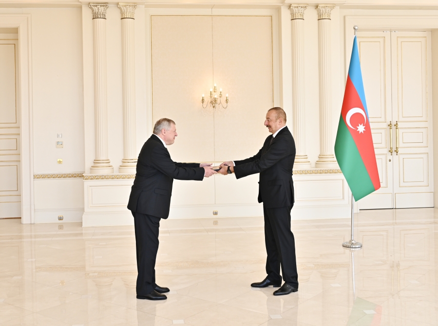 İlham Əliyev yeni səfirləri qəbul etdi - YENİLƏNİB