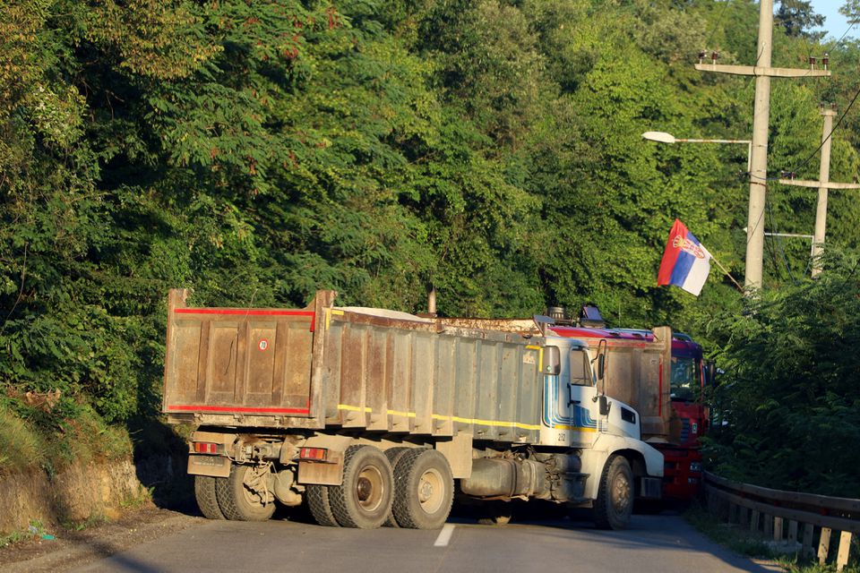 Kosovoda polisə hücum edildi