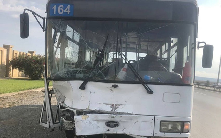 Sərnişin avtobusu qəzaya düşdü