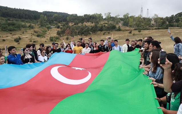 Diaspor gəncləri Cıdır düzündə bayrağımızı dalğalandırdı