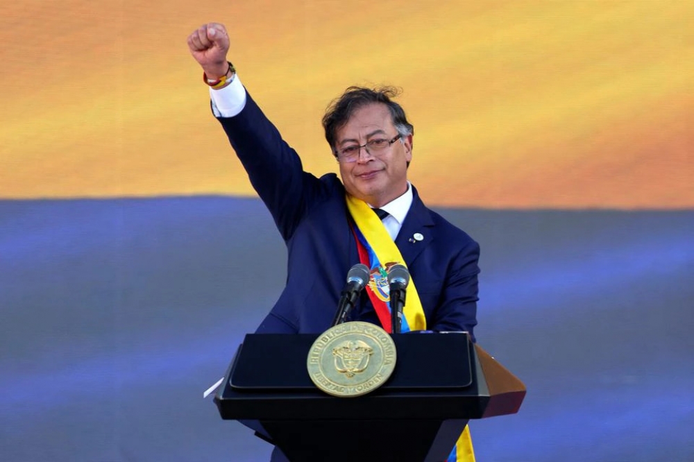 İlk solçu prezident and içdi, vədlər verdi