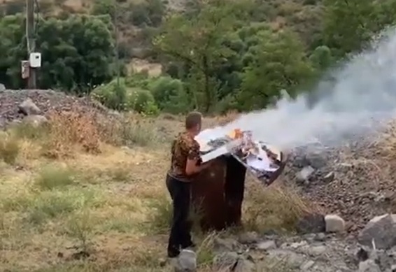 Ermənilər Laçından belə çıxır - VİDEO