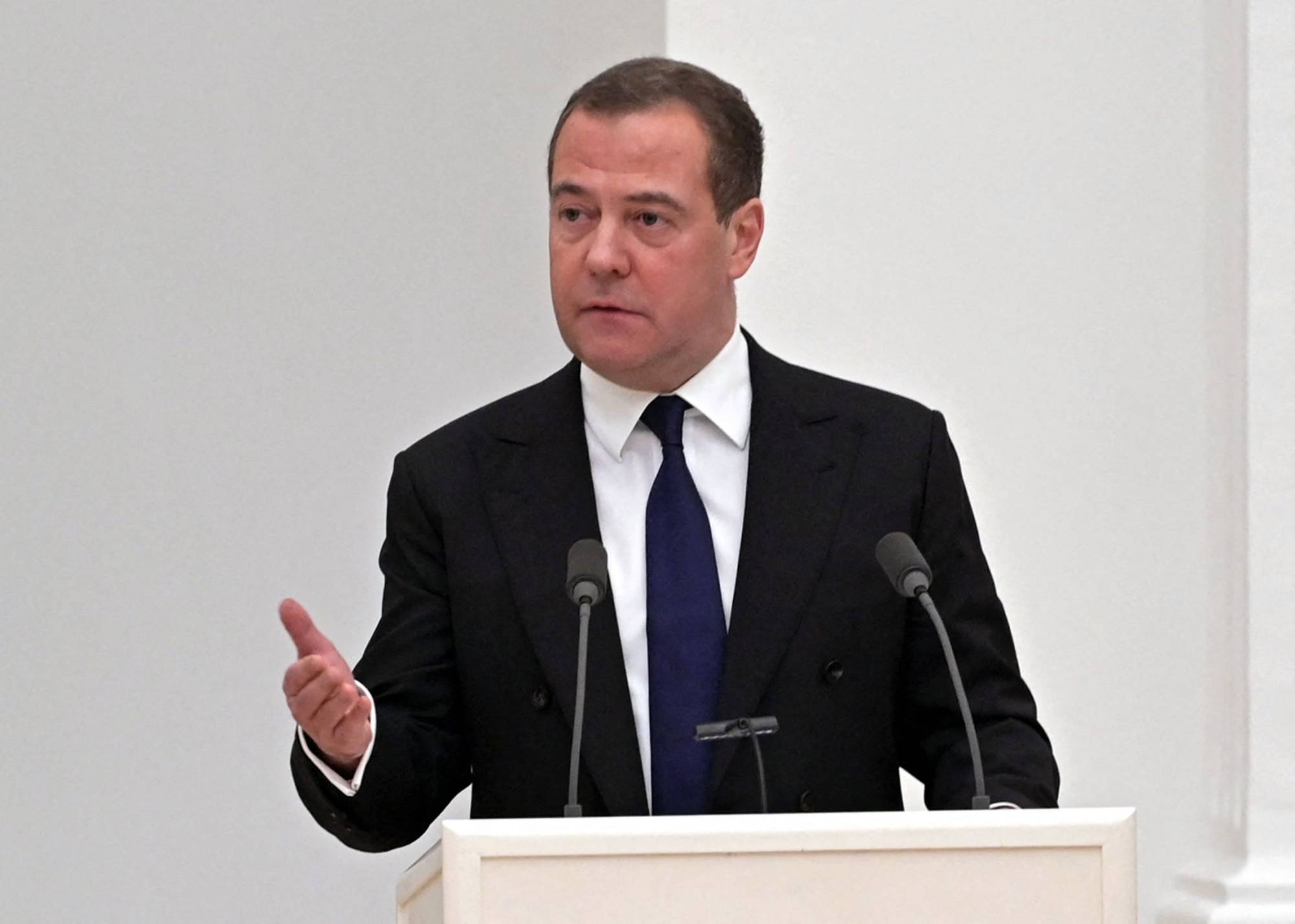 “Sülh bizim şərtlərimiz əsasında olmalıdır” - Medvedyev