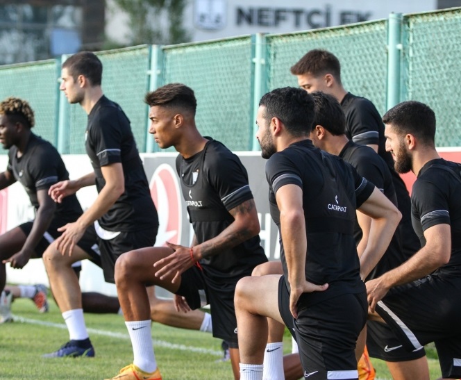 “Neftçi” “Rapid”lə cavab oyununa hazırlaşır