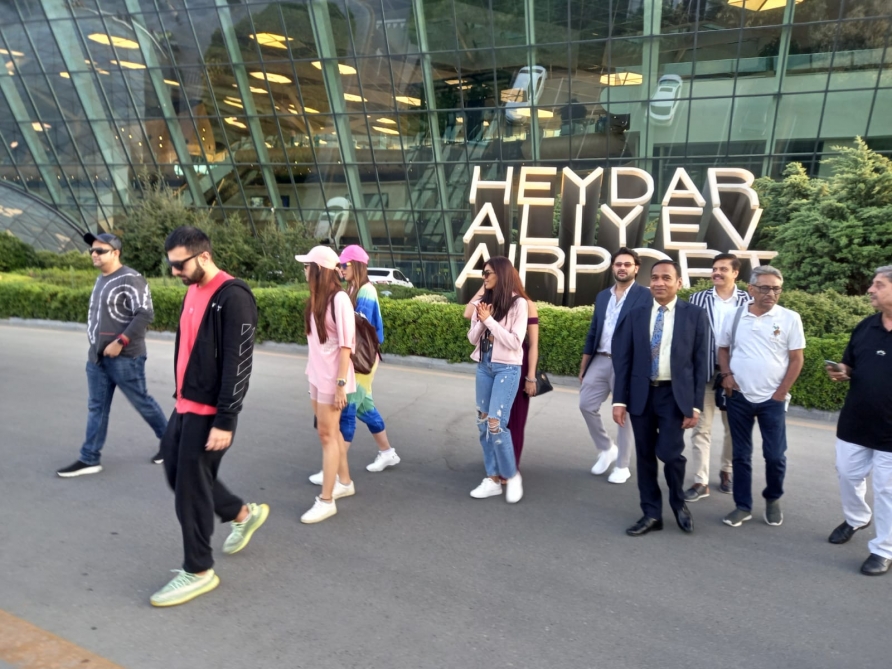 Bollivud ulduzları Bakıya gəldilər - FOTO