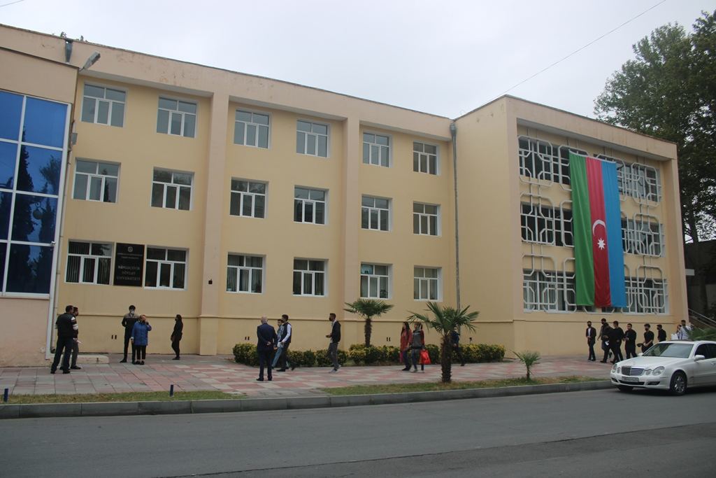 Daha bir universitet publik hüquqi şəxsə çevrildi