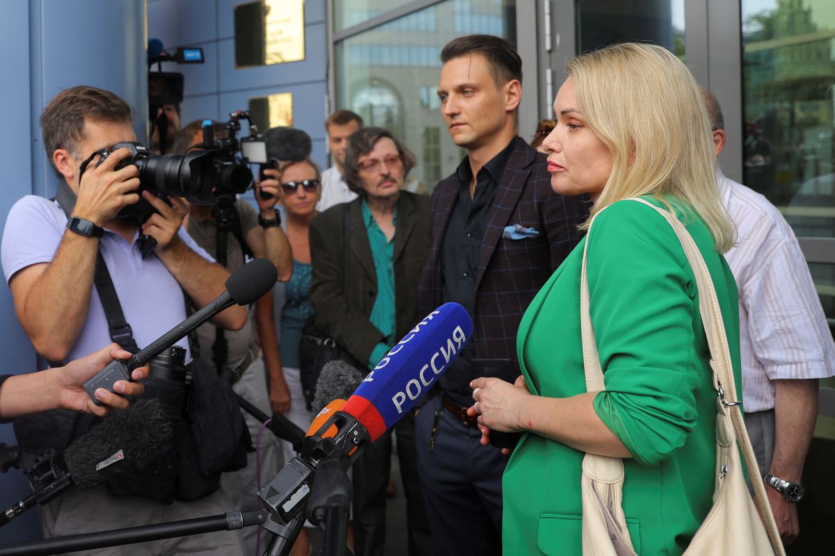Müharibəyə etiraz edən rus jurnalistə ev həbsi verildi 