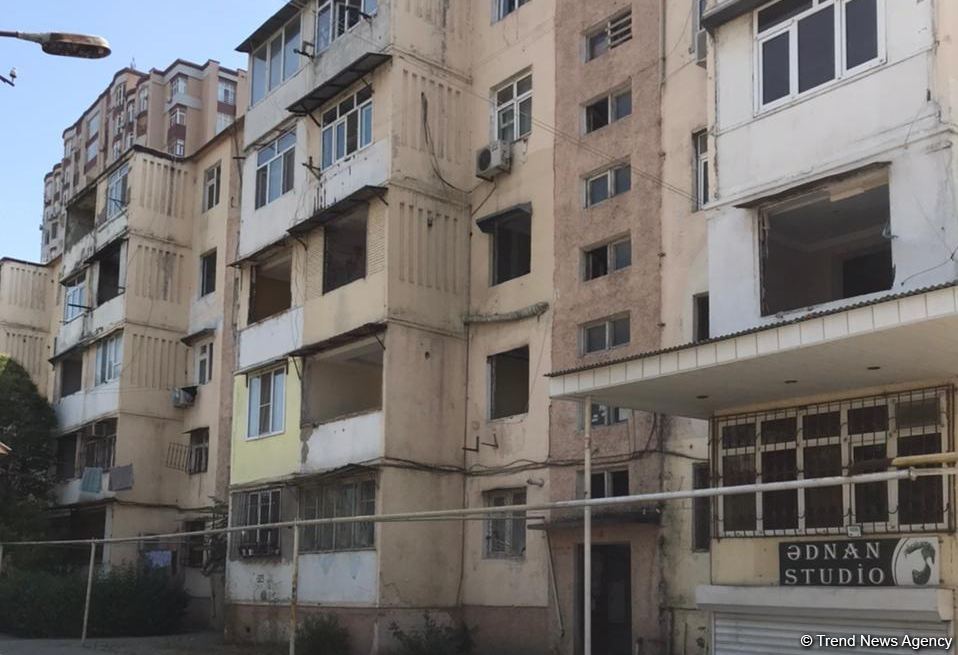 Bakıda yaşayış binası sökülür - FOTOLAR