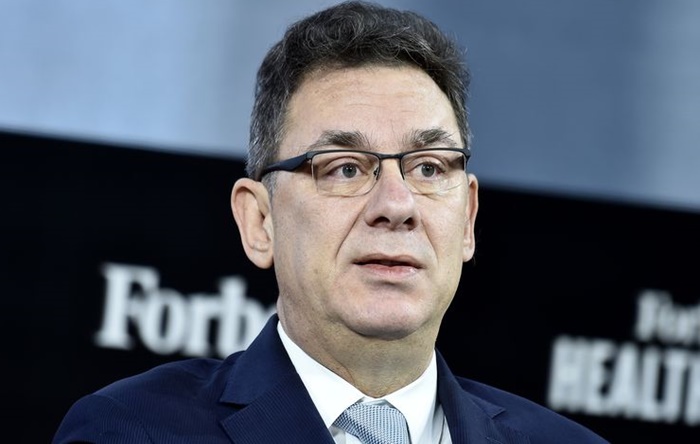 “Pfizer” rəhbəri 4 peyvənddən sonra koronavirusa yoluxdu