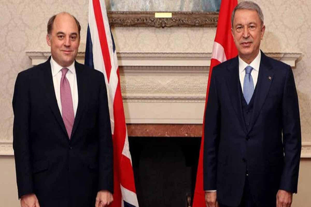 Hulusi Akar britaniyalı həmkarı ilə danışıqlar apardı 