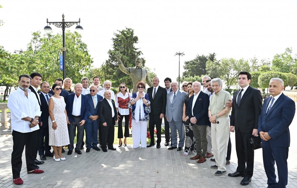 Prezident və birinci xanım Maqomayevin abidəsinin AÇILIŞINDA