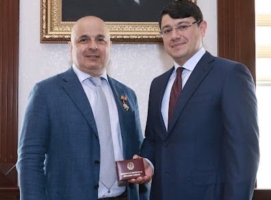 Fuad Muradov Məsud Aşinaya medal təqdim edib