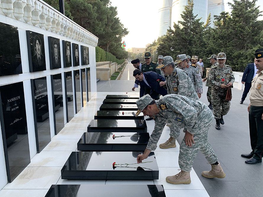 İran hərbçiləri Bakıda Şəhidlər xiyabanını ziyarət etdi