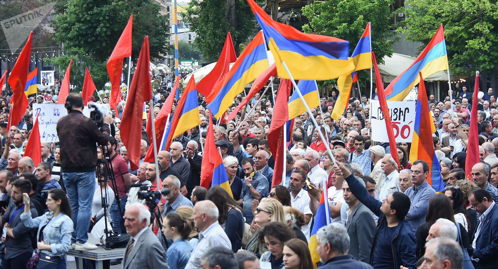İrəvanda Paşinyana qarşı mitinqlər başladı