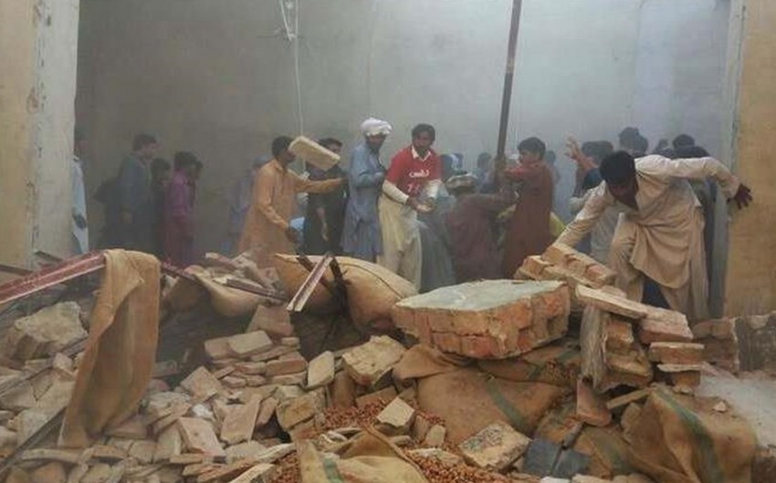 Məscidin damı uçdu - 15 ölü, 70 yaralı var