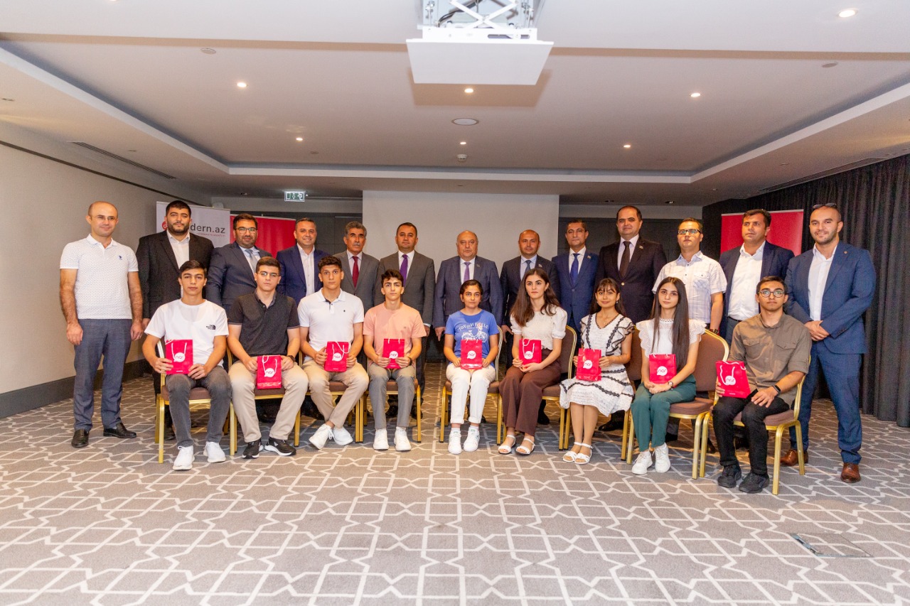 Ən yüksək bal toplayan 10 abituriyent mükafatlandırıldı - FOTOLAR