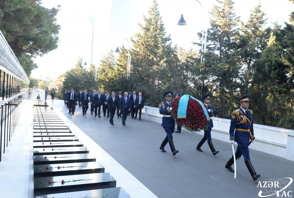 Tokayev Şəhidlər xiyabanını ziyarət edib - FOTO