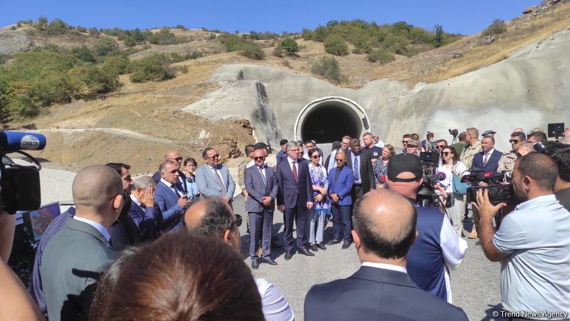 Diplomatlar Əhmədbəyli-Füzuli-Şuşa yolundakı tunellə tanış oldular
