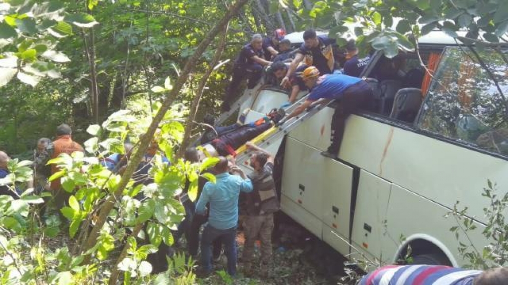 Turistləri daşıyan avtobus dərəyə aşdı - Ölən və yaralılar var