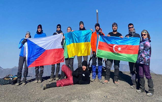 Ukrayna bayrağı Azərbaycanın ən yüksək zirvəsində - FOTO