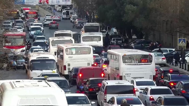 86 avtobus tıxacda qalıb