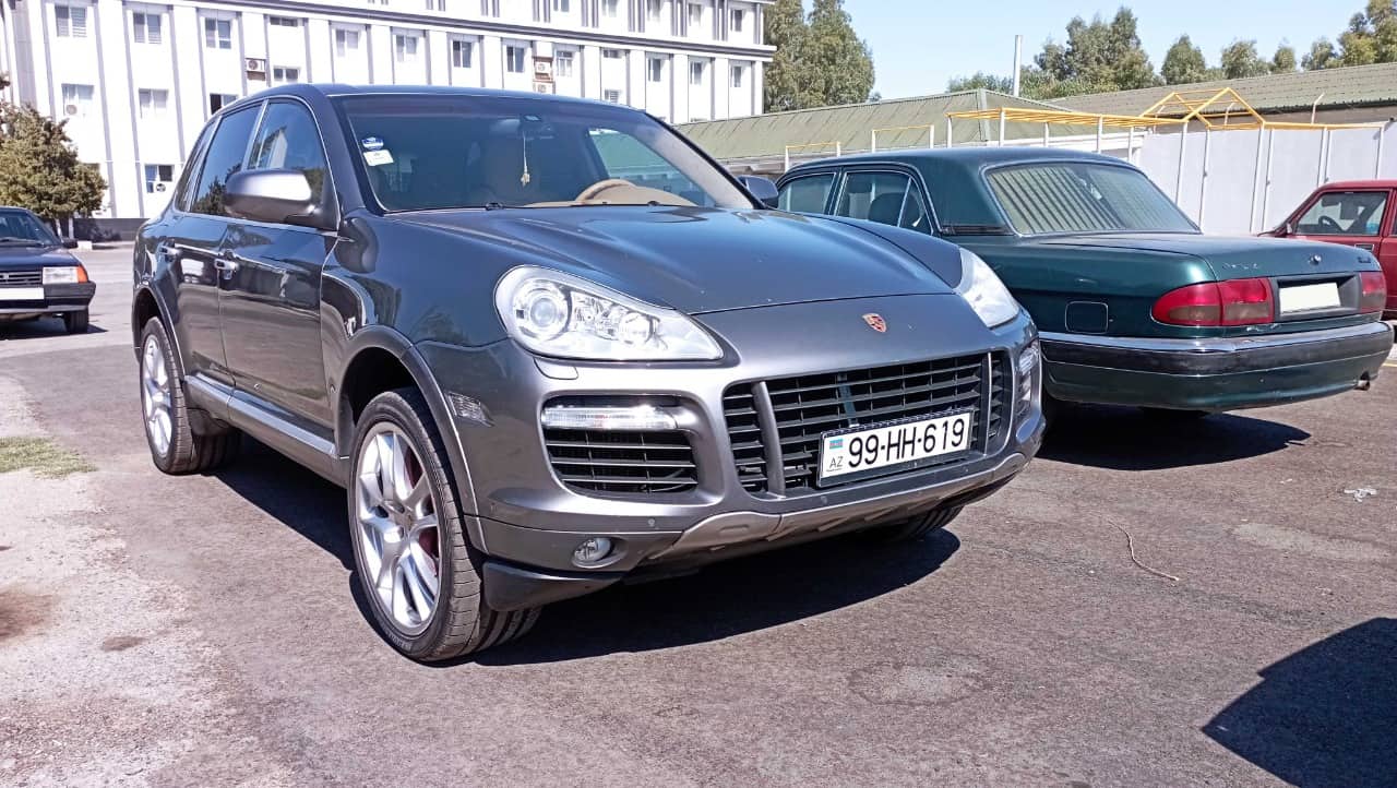 “Porsche Cayenne”dan qanunsuz silah götürüldü - FOTO