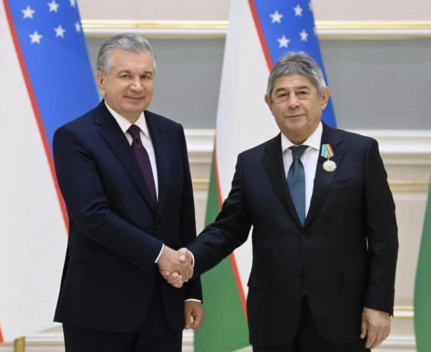 Mirziyoyev Azərbaycan səfirinə orden verdi 