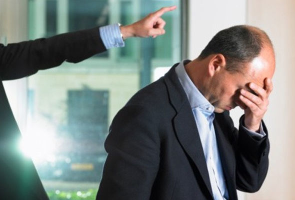 Yeni direktoru ilk iş günü məktəbdən QOVDULAR