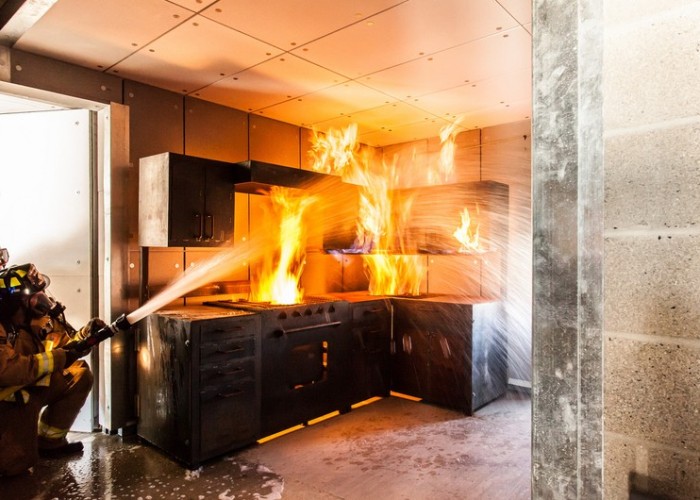 Lerikdə ev yandı - Bir nəfər xəsarət aldı