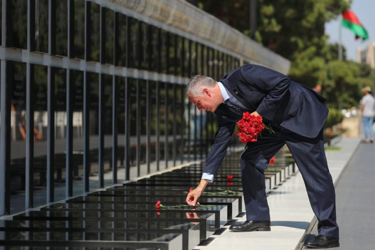 Britaniyanın yeni səfiri Şəhidlər Xiyabanını ziyarət etdi