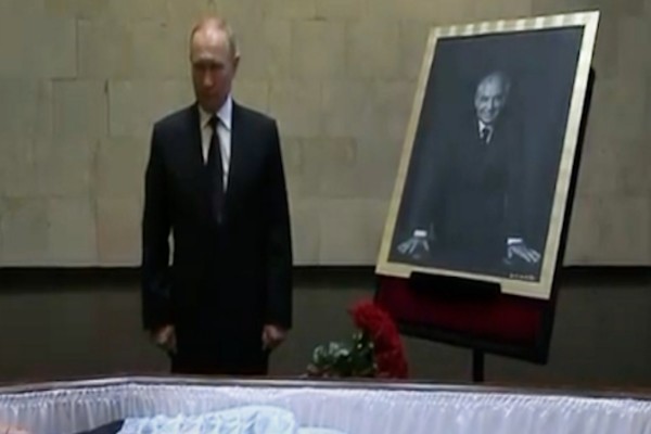 Putin Qorbaçovla vidalaşdı - VİDEO