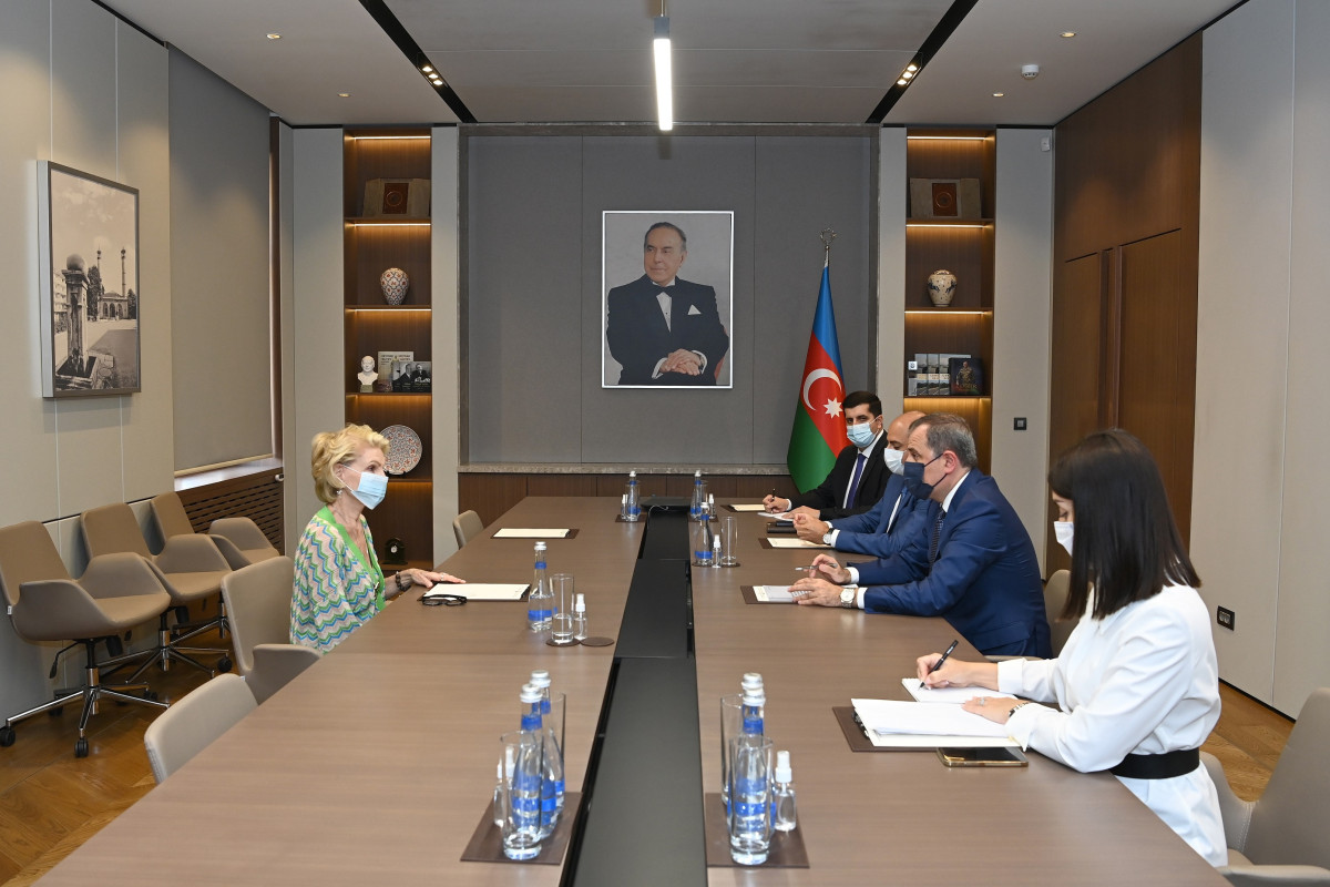Ceyhun Bayramov Hedva Seri qəbul edib