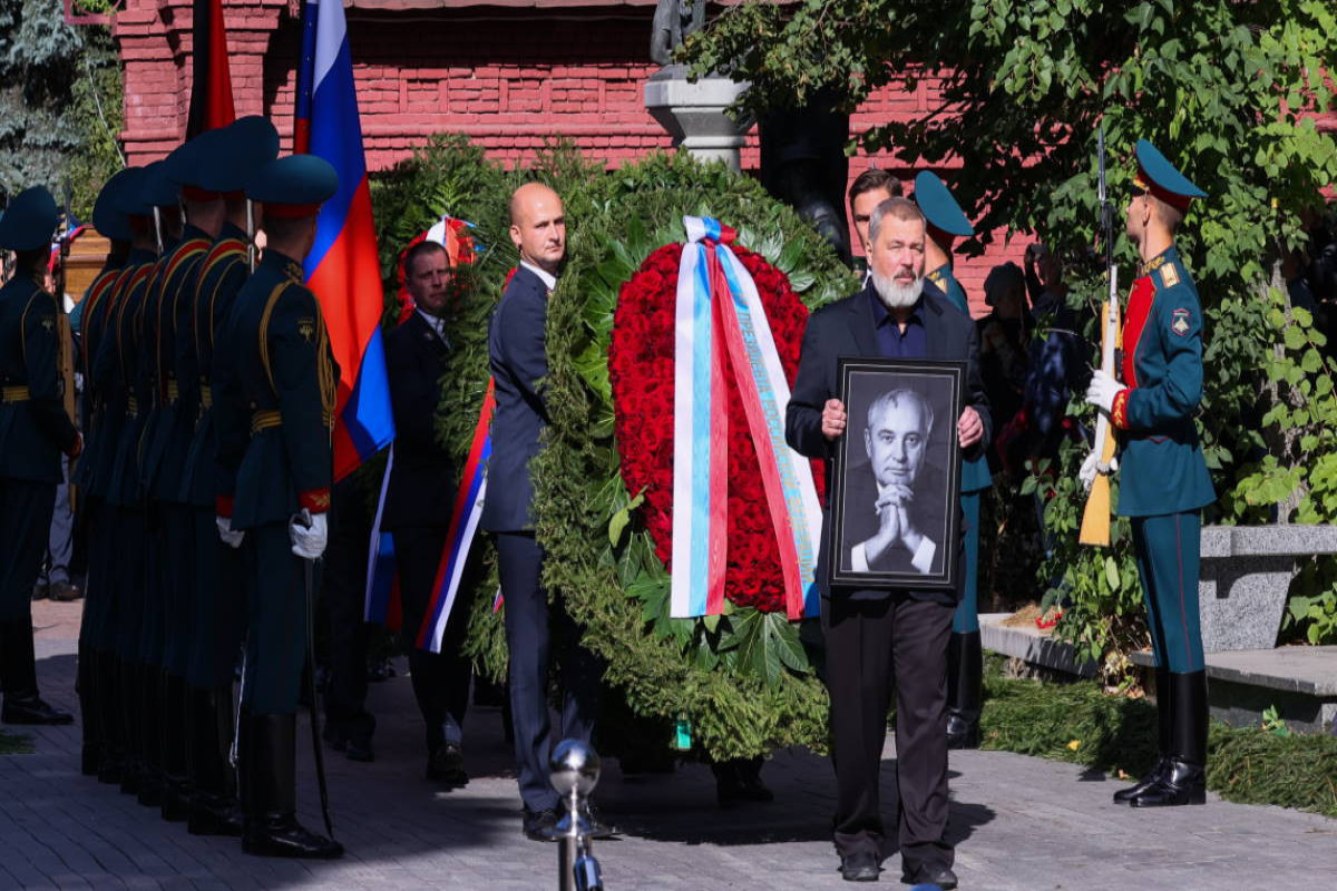 Qorbaçov həyat yoldaşının yanında dəfn edildi