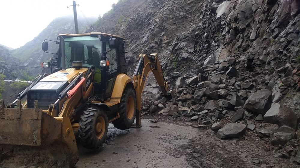 Daşkəsəndə dağ uçqunu yolu BAĞLADI