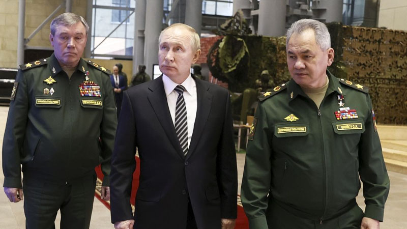 Putin Şoyqu və Gerasimovla qapalı görüş keçirir