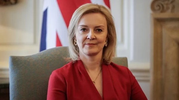 Yeni Baş naziri kütləvi istefa ilə qarşıladılar