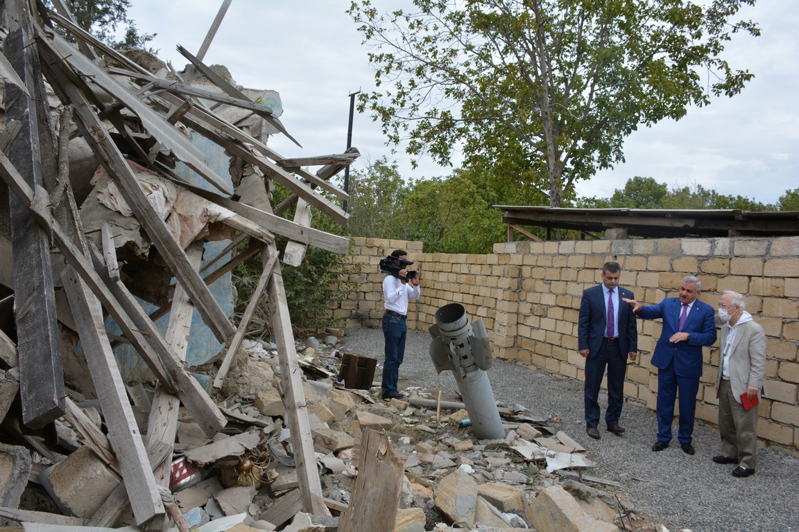 Yaponiya şirkətinin nümayəndələri Tərtərdə dağılmış evlərə baxıb