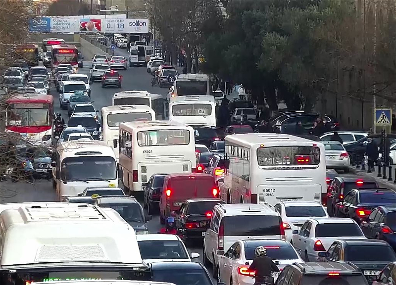 Bakıda 166 avtobus GECİKİR