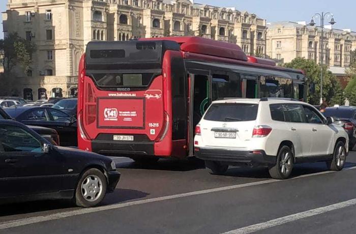 92 avtobus tıxaca görə gecikir